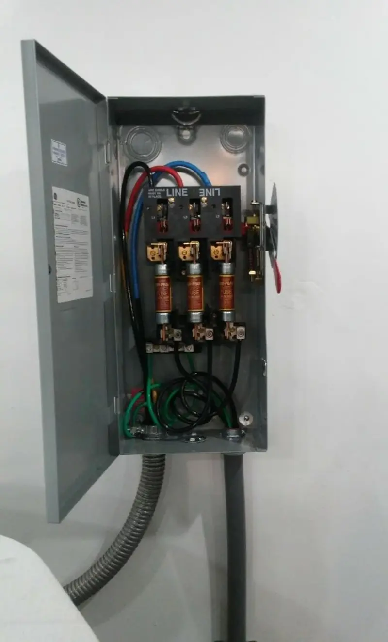 Three-phase disconnect switch installed for Electrical Wiring & Rewiring in Montevideo